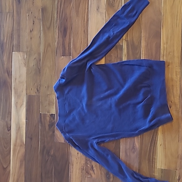 🎁2/$25 Size small GAP v-neck sweater - Picture 3 of 3